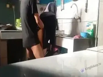 CCTV Tersembunyi Pak Suami Ngewe Pembantu Jilbab Di Dapur
