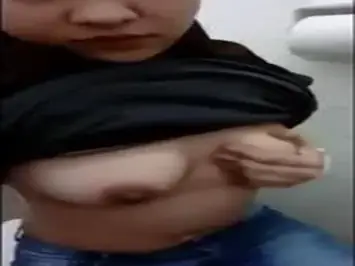 Ukhti Hijab Hitam Cantik Colmek Di Toilet